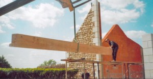 Pose de charpente en bois au Grand-Pressigny